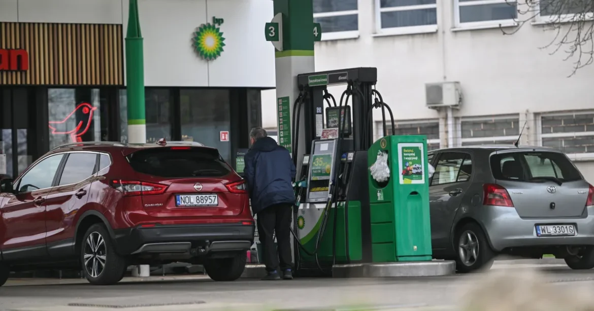 Az egekbe szökő üzemanyagárak miatt drasztikus kormányzati lépést követelnek